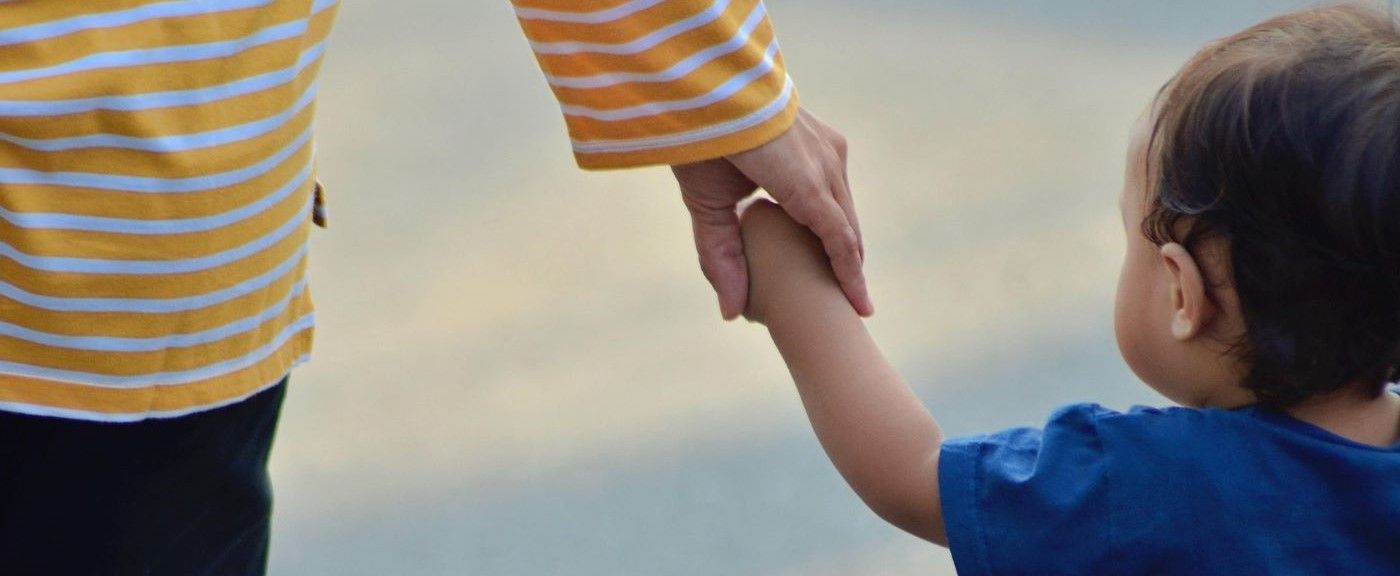 madrecaminando de forma tranquila con su hijo tras el divorcio, representando la custodia compartida o monoparental en España